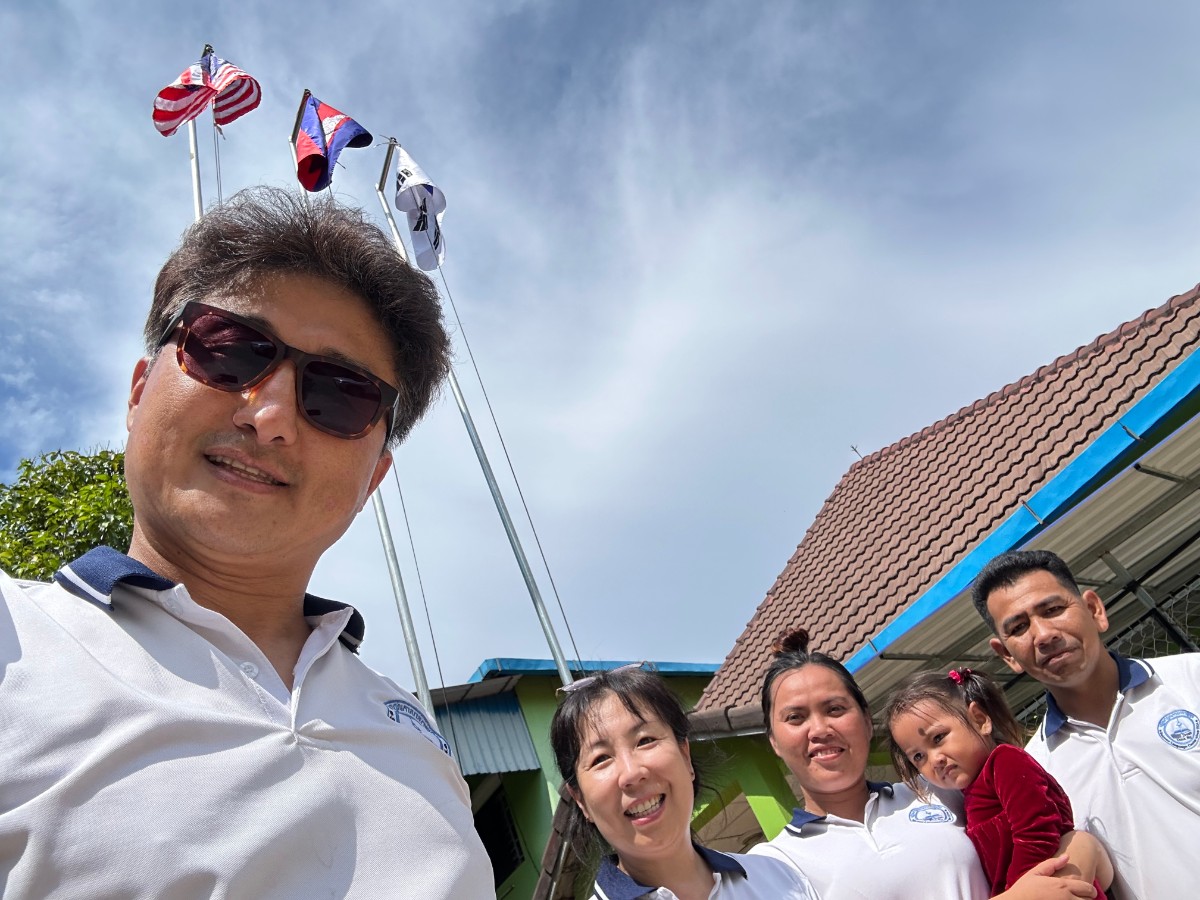 현지 동역자들과 한 가족이 되어 기쁨으로 사역합니다.